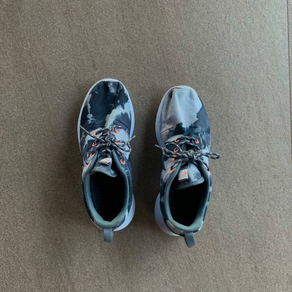 Nike Roshe Tie-Dye Sneakers - Picture 2 of 4